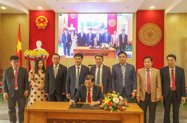 Ông Nguyễn Tấn Tuân thực hiện việc ký kết thỏa thuận hợp tác với Công ty Cổ phần FPT.